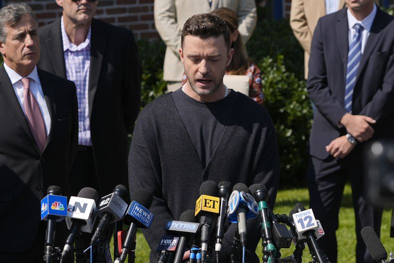Justin Timberlake habla con la prensa después de una audiencia judicial, el viernes 13 de septiembre de 2024, en Sag Harbor, Nueva York. (Foto AP/Pamela Smith)