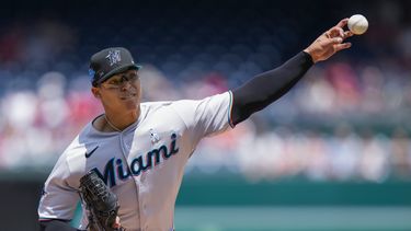 Jesús Luzardo de los Marlins de Miami lanza ante los Naciones de Washington, el domingo 18 de julio de 2023, en Washington. (AP Foto/Alex Brandon)