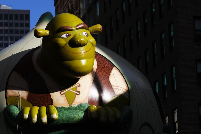 El globo de Shrek recorre la Sexta Avenida durante el Desfile del Día de Acción de Gracias de Macys, el jueves 27 de noviembre de 2025, en Nueva York. (Foto AP/Heather Khalifa)