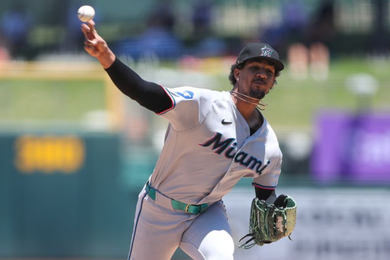 El lanzador de los Marlins de Miami, Eury Pérez, realiza un lanzamiento hacia un bateador de los Atléticos durante la primera entrada de un partido de béisbol, el domingo 5 de julio de 2026, en West Sacramento, California. (Foto AP/Scott Marshall)