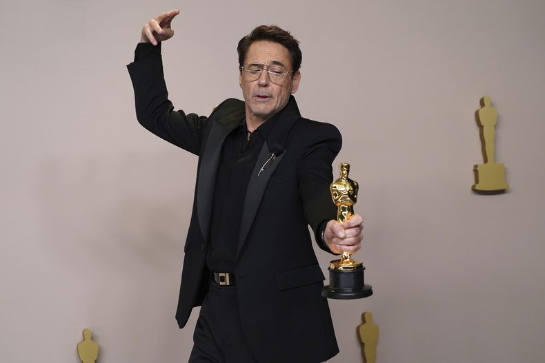Robert Downey Jr. posa en la sala de prensa con el premio a mejor actor de reparto por Oppenheimer en los Oscar el domingo 10 de marzo de 2024, en el Teatro Dolby en Los Ángeles. (Foto Jordan Strauss/Invision/AP)