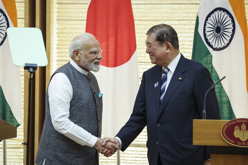 El primer ministro de la India Narendra Modi (izq) y el primer ministro japonés Shigeru Ishiba en Tokio el 29 de agosto del 2025. (Takashi Aoyama/Pool Photo via AP)