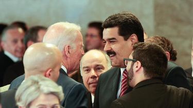 biden y maduro se estrechan la mano