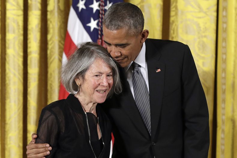 ARCHIVO - El presidente Barack Obama abraza a la poeta Louise Gluck antes de otorgarle la Medalla Nacional de Humanidades 2015 durante una ceremonia en la sala este de la Casa Blanca en Washington el 22 de septiembre de 2016. La muerte de Glück fue confirmada el viernes 13 de octubre de 2023 por Jonathan Galassi, su editor en Farrar, Straus & Giroux. (Foto AP/Carolyn Kaster, archivo)