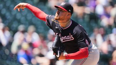Cade Cavalli, abridor de los Nacionales de Washington, trabaja frente a los Rockies de Colorado en la primera entrada del juego de béisbol de Grandes Ligas del miércoles 22 de julio de 2026, en Denver. (AP Foto/David Zalubowski)