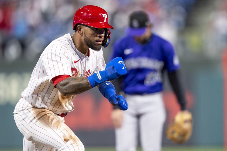 El panameño Edmundo Sosa, de los Filis de Filadelfia, festeja al ser empujado por un hit de Trea Turner, el miércoles 2 de abril de 2025, en el juego ante los Rockies de Colorado (AP Foto/Chris Szagola)