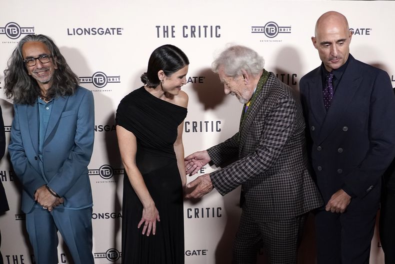 Ian McKellen, centro a la derecha, y Gemma Arterton, centro a la izquierda, posan a su llegada al estreno europeo de The Critic, en Londres, el lunes 2 de septiembre de 2024. (Foto AP/Alberto Pezzali)