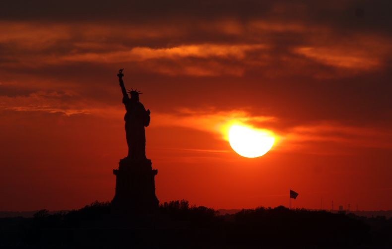 La Estatua de la Libertad vista desde Nueva York con la puesta del sol al fondo durante el solsticio de verano, el d&iacute;a m&aacute;s largo del a&ntilde;o, el mi&eacute;rcoles 21 de junio de 2006. La Estatua de la Libertad ser&aacute; reabierta el domi