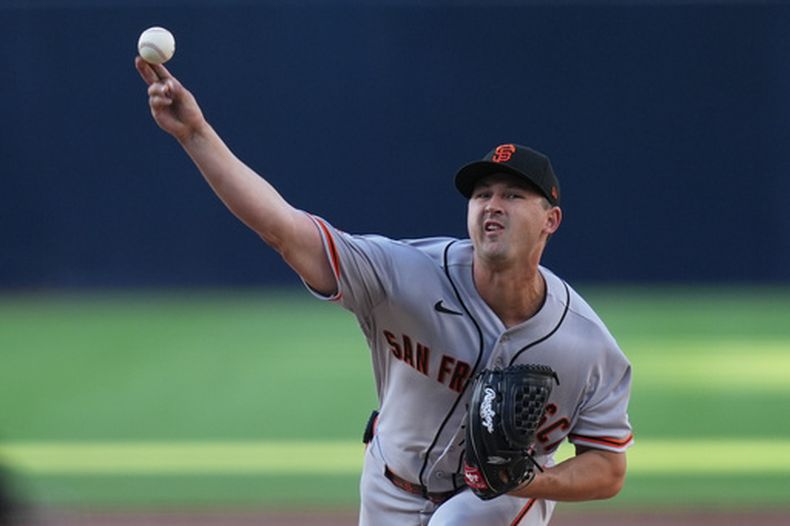 Tyler Mahle, abridor de los Gigantes de San Francisco, trabaja durante la segunda entrada del juego de béisbol de Grandes Ligas contra los Padres de San Diego, el sábado 1 de agosto de 2026, en San Diego. (AP Foto/Gregory Bull)