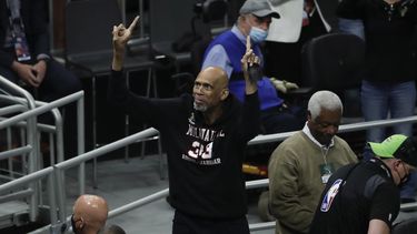 James a punto de superar a Abdul-Jabbar y Riley reflexiona