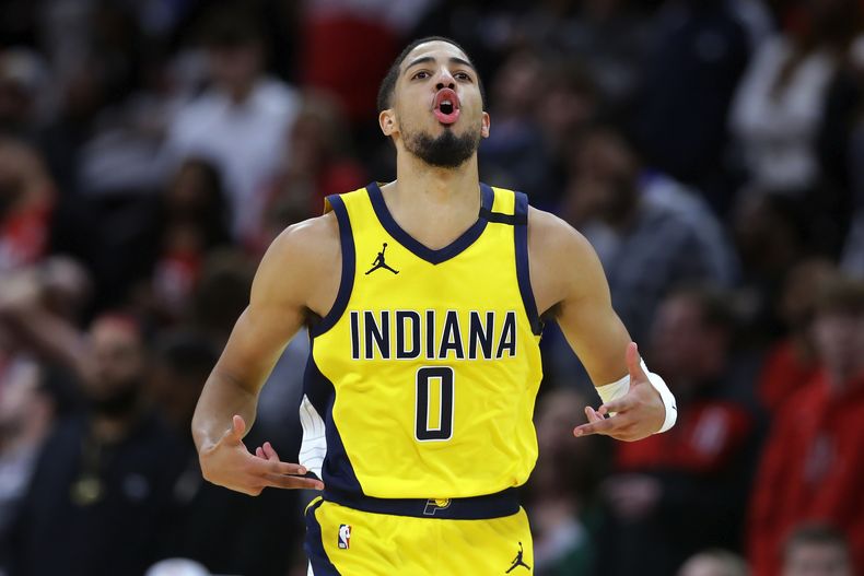 Tyrese Haliburton, de los Pacers de Indiana, festeja tras acertar un triple en el duelo ante los Rockets de Houston, el martes 28 de diciembre de 2023 (AP Foto/Michael Wyke)
