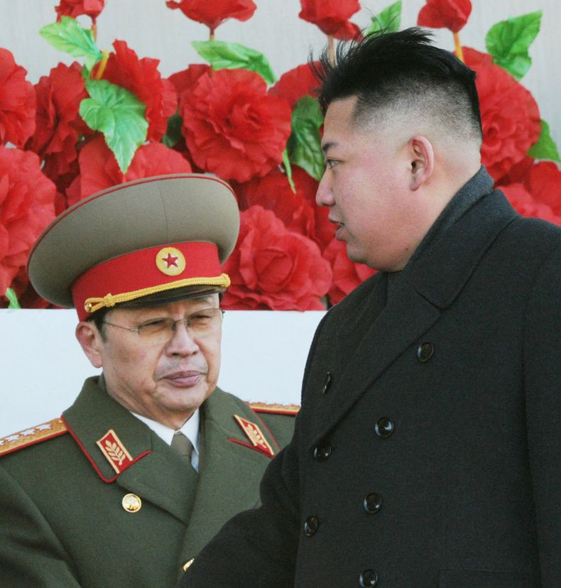 En esta imagen del 16 de febrero de 2012, el l&iacute;der norcoreano Kim Jong Un pasa junto a su t&iacute;o Jang Song Thaek (izquierda) tras pasar revista a miles de soldados en una ceremonia de conmemoraci&oacute;n por el 70 aniversario del nacimiento de