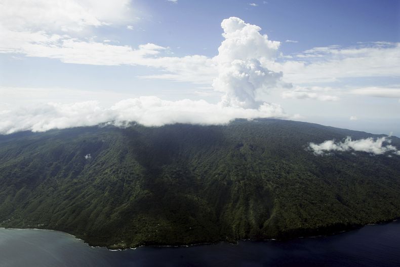 En esta imagen de archivo, una nube de vapor sale del lago Vui, en el cráter del volcán Monte Manaro, en la isla de Ambae, en el archipiélago de Vanuatu, el 8 de diciembre de 2005. (AP Foto/Rick Rycroft)