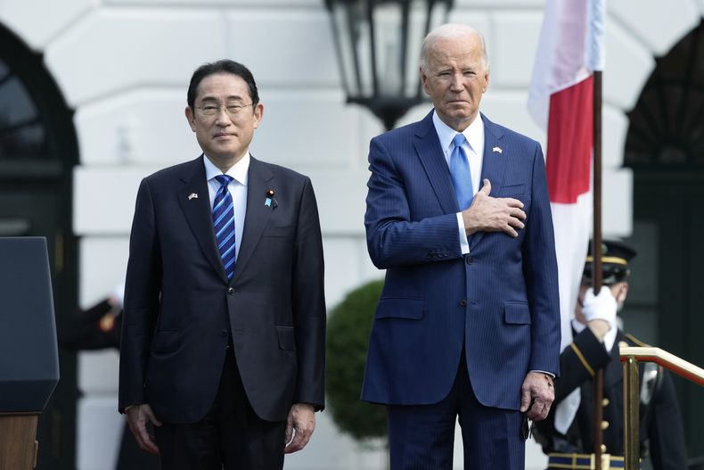 El presidente estadounidense Joe Biden con el primer ministro japonés Fumio Kishida en la Casa Blanca en Washington, el 10 de abril de 2024. (Foto AP/Susan Walsh)
