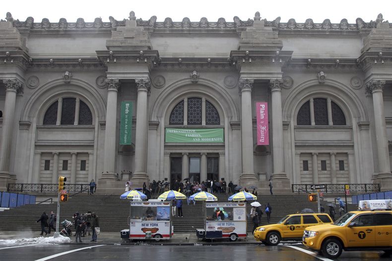 ARCHIVO - Los taxis pasan por el Museo Metropolitano de Arte el 19 de marzo de 2013, en Nueva York. (Foto AP/Mary Altaffer, archivo)