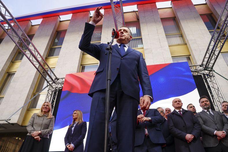 El presidente serbobosnio Milorad Dodik habla en un mitin tras el veredicto de un tribunal que podría ordenar que el líder serbio prorruso quedara fuera de la política o incluso que fuera sentenciado a prisión, en la ciudad bosnia de Banja Luka, a 240 kilómetros al noroeste de Sarajevo, el martes 25 de febrero de 2025. (AP Foto/Radivoje Pavicic)