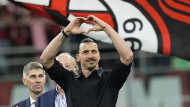 Zlatan Ibrahimovic del AC Milan reacciona durante la ceremonia de despedido tras el partido al final de la temporada de la Serie A ante el Hellas Verona en San Siro el domingo 4 de junio del 2023. (AP Foto/Antonio Calanni)
