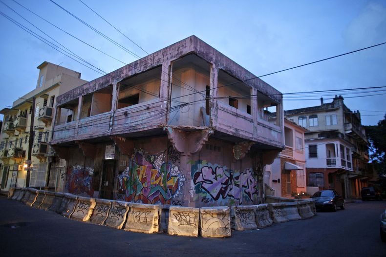 Edificio abandonado, que va a ser demolido por orden municipal, lleno de murales en el barrio de Santurce, en San Juan de Puerto Rico. La zona se vino abajo en la d&eacute;cada de 1970, en que los residentes comenzaron a mudarse a otros suburbios y fueron