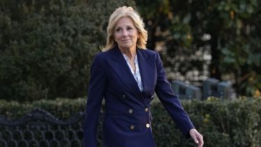 Operan a Jill Biden para extirparle lesión sobre un ojo