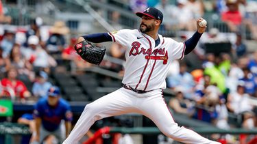 El pitcher venezolano de los Bravos de Atlanta Martín Pérez lanza en la primera entrada ante los Mets de Nueva York el domingo 5 de julio del 2026. (AP Foto/Erik S. Lesser)