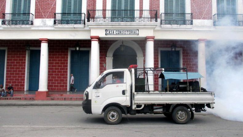 Junto-fumigacion-intradomiciliaria-Fernando-Donte14ymedio_CYMIMA20150803_0008_13.jpg