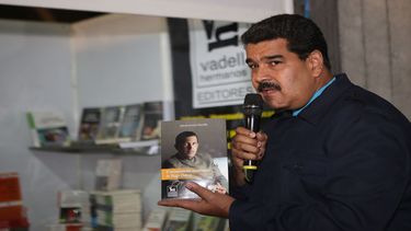 otro papelon de maduro: envia saludos a escritor fallecido hace 20 anos