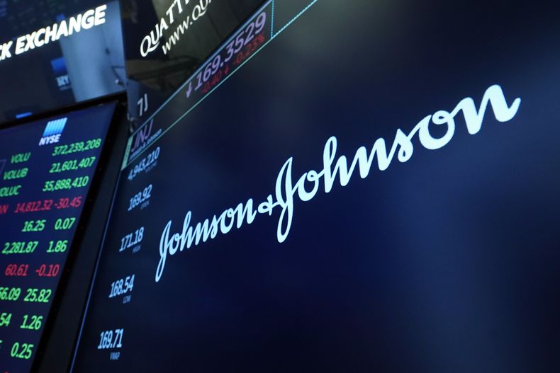 ARCHIVO - El logotipo de Johnson & Johnson aparece sobre un mostrador de negociación en el parqué de la Bolsa de Nueva York, el lunes 12 de julio de 2021. (AP foto/Richard Drew, archivo)
