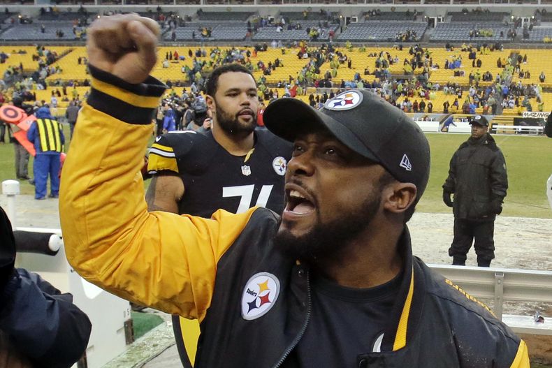 El entrenador de los Steelers  de Pittsburgh Mike Tomlin saluda a los aficionados a su salida de la cancha tras la victoria de 20-7 que lograron ante los Browns de Cleveland el domingo 29 de diciembre de 2013. (Foto de AP/Gene J. Puskar)