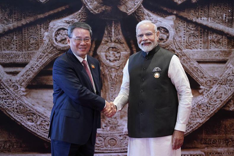 El primer ministro de India Narendra Modi (d) con el primer ministro de China Li Qiang en Nueva Delhi, India, el 9 de septiembre de 2023.. (AP foto/Evan Vucci, Pool)