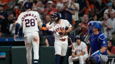 Braden Shewmake (28), de los Astros de Houston, celebra con José Altuve tras conectar un jonrón durante la tercera entrada de un partido de béisbol contra los Dodgers de Los Ángeles en Houston, el martes 5 de mayo de 2026. (Foto AP/Ashley Landis)
