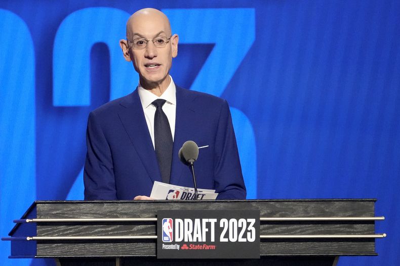 En foto del 22 de junio del 2023, el comisionado de la NBA Adam Silver en el Draft. El sábado 8 de julio del 2023 Silver da a conocer la Copa NBA. (AP Foto/John Minchillo)