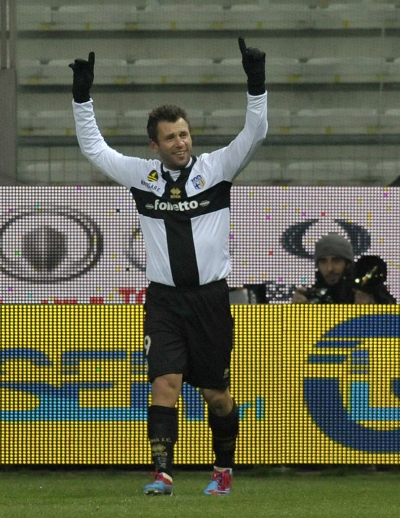 El jugador del Parma, Antonio Cassano, festeja un gol contra Bologna por la Serie A el s&aacute;bado, 30 de noviembre de 2013, en Parma, Italia. (AP Photo/Marco Vasini)