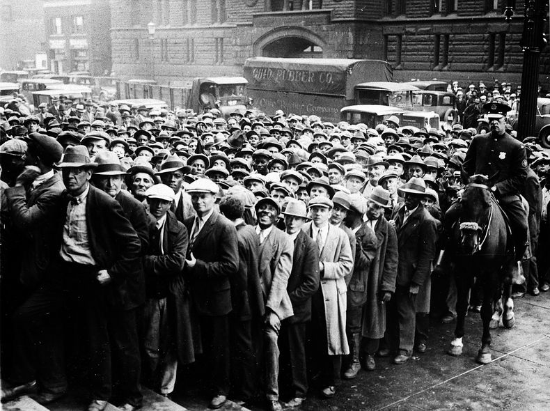 ARCHIVO – Miles de desempleados se reúnen fuera del Ayuntamiento de Cleveland durante la Gran Depresión, después de que se abrieran unos 2.000 puestos para la mejora de parques y reparaciones, el 9 de octubre de 1930. (AP Foto, Archivo)