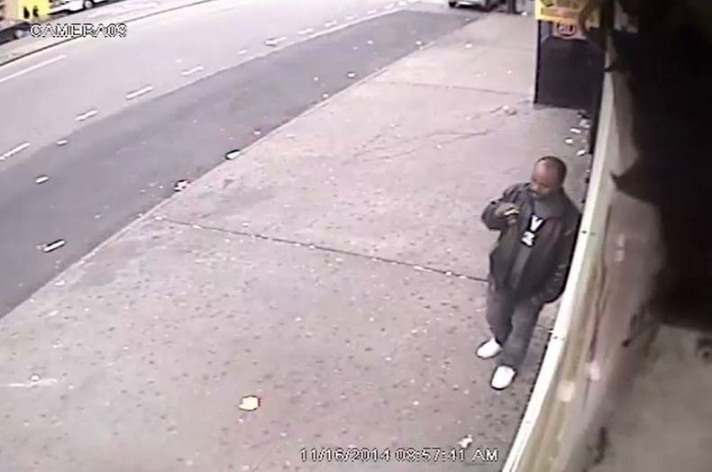 Video de seguridad del domingo 16 de noviembre de 2014 provisto por la polic&iacute;a de Nueva York de un hombre fumando un cigarrillo fuera de una minitienda en el barrio del Bronx, en Nueva York. La polic&iacute;a dice que el hombre es sospechoso de hab