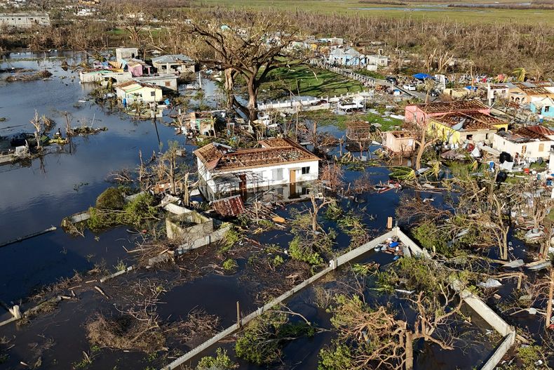 Escombros y viviendas dañadas a lo largo del río Black, Jamaica, jueves 30 de octubre de 2025, tras el huracán Melissa. (Foto AP/Matias Delacroix, Archivo)