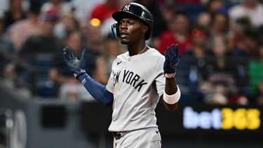 Jazz Chisholm Jr., de los Yankees de Nueva York, celebra tras conectar un jonrón solitario ante el lanzador relevista de los Guardianes de Cleveland, Tim Herrin, durante la octava entrada de un partido de béisbol, el martes 9 de junio de 2026, en Cleveland. (Foto AP/David Dermer)
