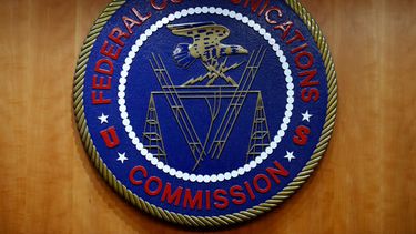 ARCHIVO - El sello de la Comisión Federal de Comunicaciones de EEUU (FCC), el 14 de diciembre de 2017 en Washington. (Foto AP/Jacquelyn Martin, Archivo)