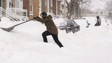Varias personas quitan la nieve para sacar sus coches en Montreal, el lunes 17 de febrero de 2025, después de que cayeran más de 70 centímetros de nieve en 4 días, batiendo un récord de nevadas en la ciudad. (Christinne Muschi/The Canadian Press via AP)