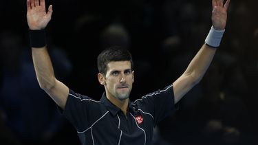 americateve | El serbio Novak Djokovic festeja tras vencer a Juan Mart&iacute;n del Potro en la Copa Masters el jueves, 7 de noviembre de 2013, en Londres. (AP Photo/Sang Tan)