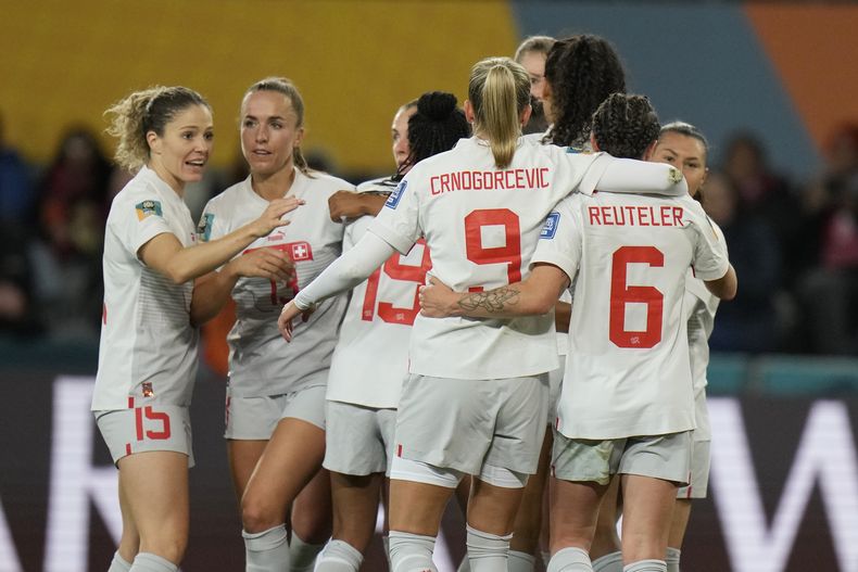 Las futbolistas de la selección de Suiza se abrazan para celebrar el gol de Seraina Piubel en la segunda mitad del juego del Grupo A de la fase de grupos del Mundial contra Filipinas, en Dunedin, Nueva Zelanda, el 21 de julio de 2023. (AP Foto/Alessandra Tarantino)