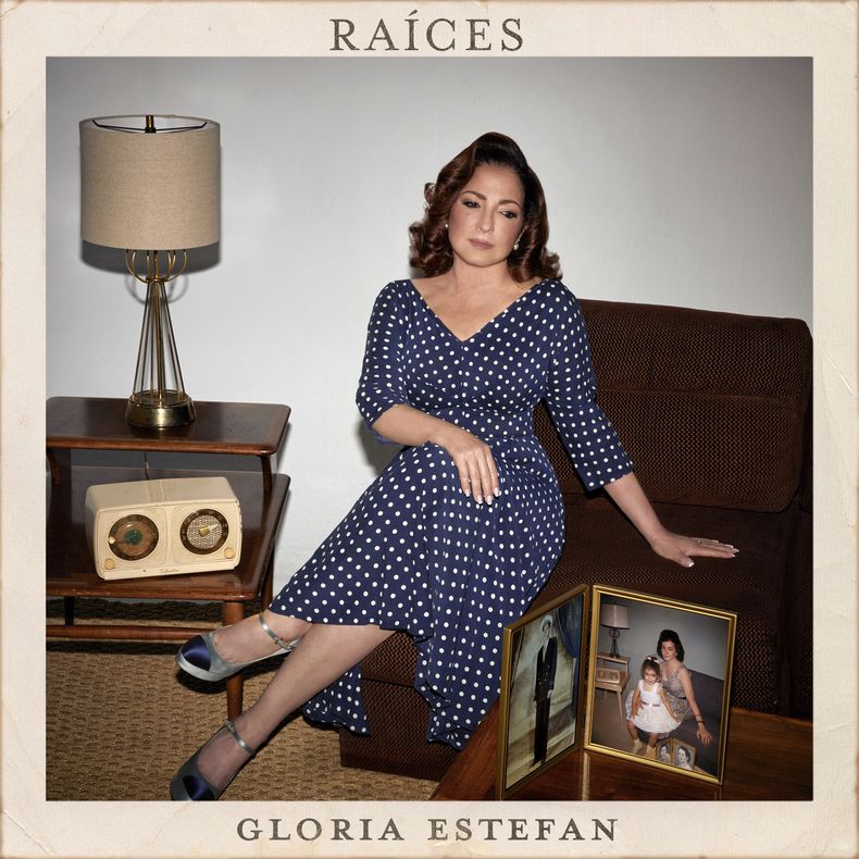 Esta portada proporcionada por Sony Music Latin muestra Raices de Gloria Estefan. (Sony Music Latin vía AP)