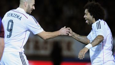 americateve | El zaguero brasile&ntilde;o de Real Madrid, Marcelo, derecha, festeja con su compa&ntilde;ero Karim Benzema tras un gol contra Eibar en la liga espa&ntilde;ola el s&aacute;bado, 22 de noviembre de 2014, en Eibar. (AP Photo/Alvaro Barrientos)