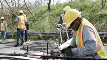 completan importante linea de transmision de la aee