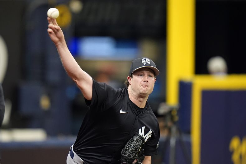 Gerrit Cole, lanzador de los Yankees de Nueva York, lanza una sesión de bullpen antes de un juego ante los RAys de Tampa Bay, el sábado 11 de mayo de 2024 (AP Foto/Chris OMeara)