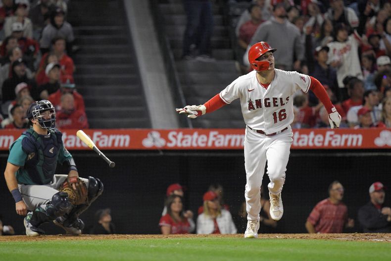 Mickey Moniak, de los Angelinos de Los Áneles, arroja el bate al conectar un jonrón de dos carreras el viernes 9 de junio de 2023, ante los Marineros de Seattle (AP Foto/Mark J. Terrill)