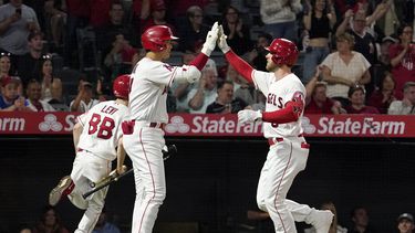 Ward sacude 2 jonrones y Angelinos vencen a Guardianes 3-0