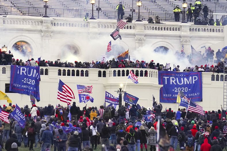 ARCHIVO - Manifestantes se presentan en el Capitolio de Estados Unidos el 6 de enero de 2021, en Washington. (AP foto/John Minchillo, archivo)