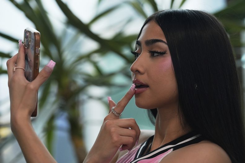 La cantante y compositora chileno-estadounidense Paloma Mami posa para una foto durante una entrevista en la Ciudad de México, el jueves 17 de julio de 2025. (Foto AP/Marco Ugarte)