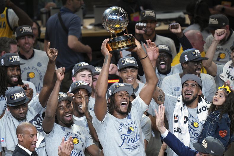 Myles Turner, de los Pacers de Indiana, alzza el trofeo en celebración de la coronación del equipo con el título de la Conferencia Este después de vencer a los Knicks de Nueva York en los playoffs del baloncesto de la NBA, el sábado 31 de mayo de 2025. (AP Foto/AJ Mast)
