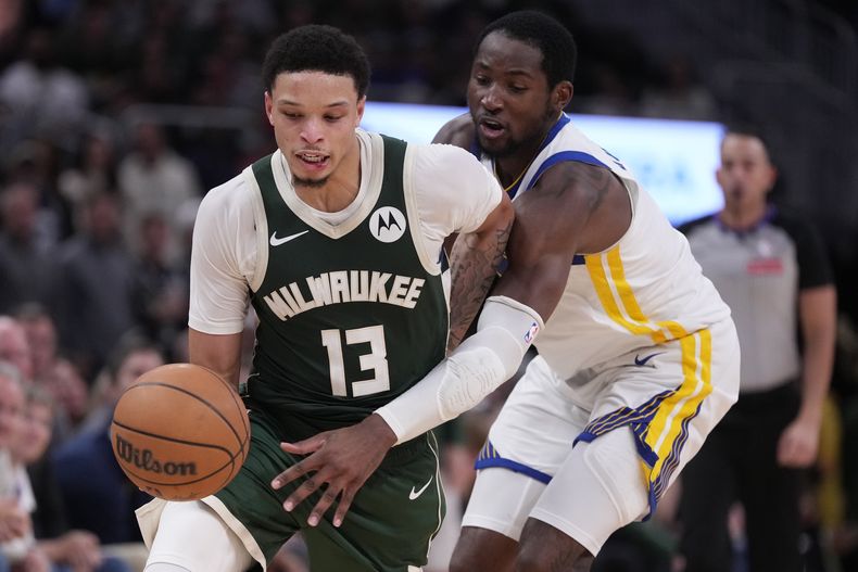 Ryan Rollins, de los Bucks de Milwaukee, elude a Jonathan Kuminga, de los Warriors de Golden State, el jueves 30 de octubre de 2025 (AP Foto/Morry Gash)